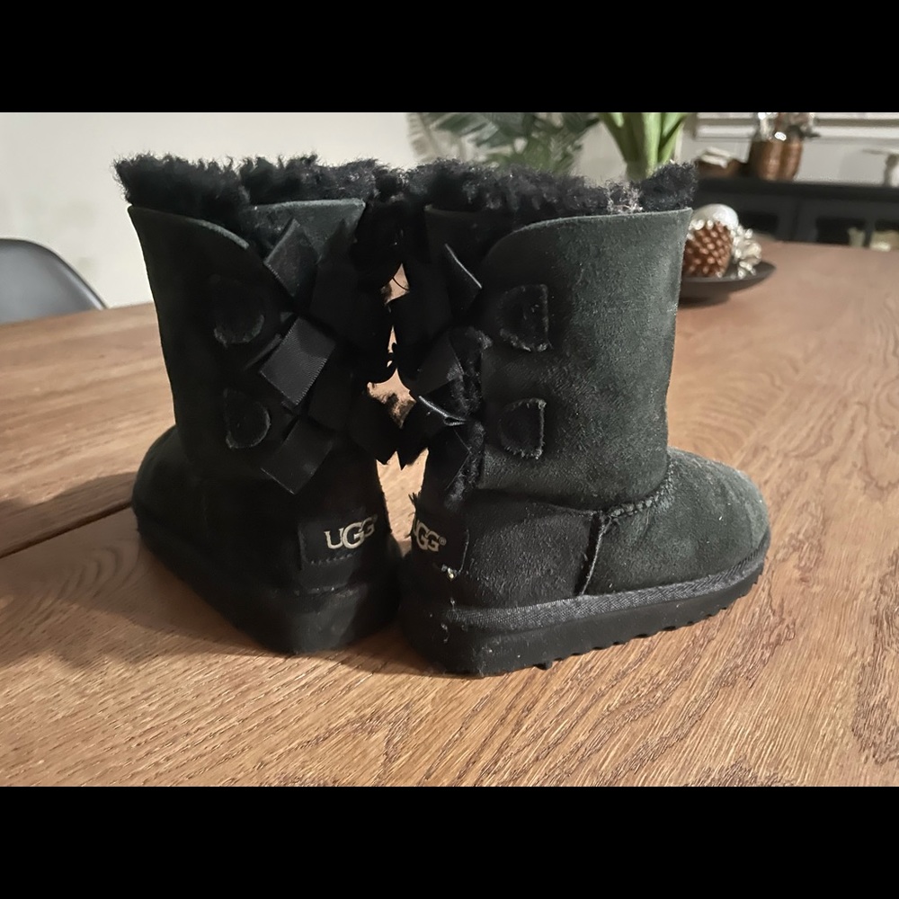 Toddler Bailey uggs size 9